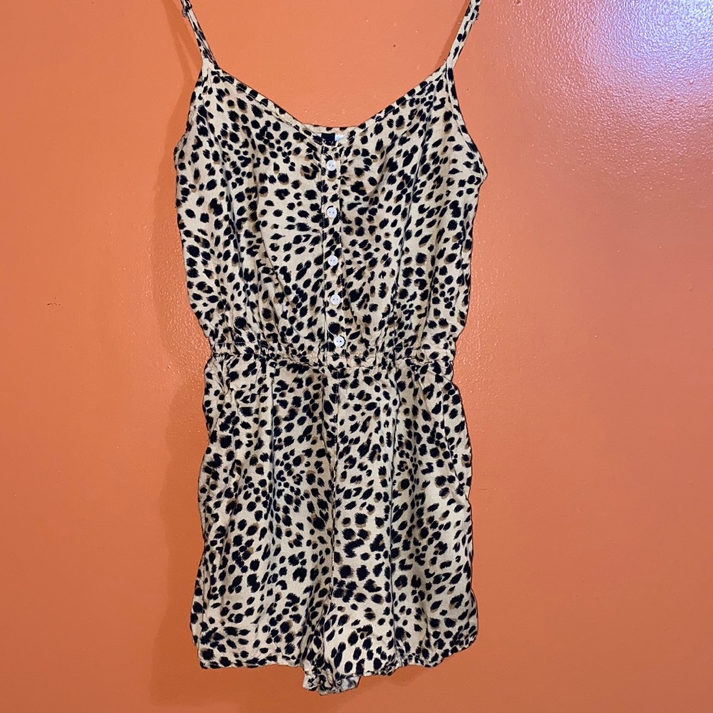 Leopard print romper with pockets